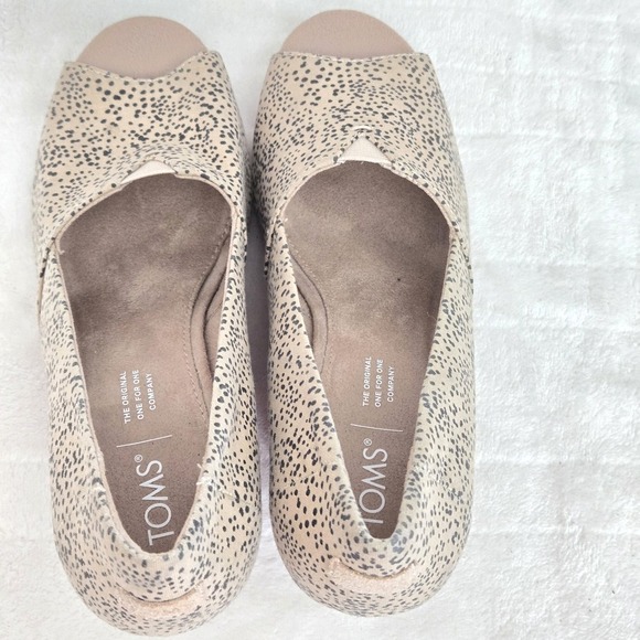 TOMS‎ Michelle Wedge Women's Sz 7.5 Heel Pump Sand Tiny Cheetah Peep Toe Canvas - Picture 8 of 9